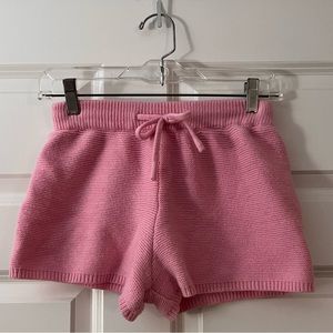 Pink, knitted shorts with a tie in the front